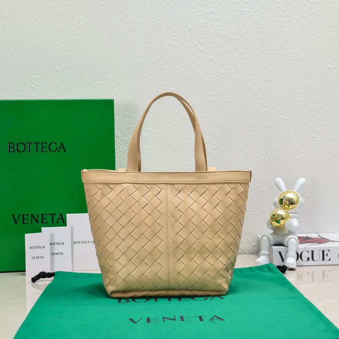 Batch 1500 #Bv 2023 new product Flip Flap tote bag, simple and practical tote body design, classic leather weaving, fully displaying Bv craftsmanship, and making the whole bag look more refined. The small zipper pocket can be placed inside the bag, or can be placed outside as a handbag seal. The versatile small tote [happy] is both fashionable and practical. It is suitable for a variety of occasions. It is made of top-grade happa lambskin. It is very soft and lightweight. The bag shape that can stand up without falling down is really nice. It is the first choice for fashion workers and expectant mothers. Size: 23x18.5x15, model: 7746